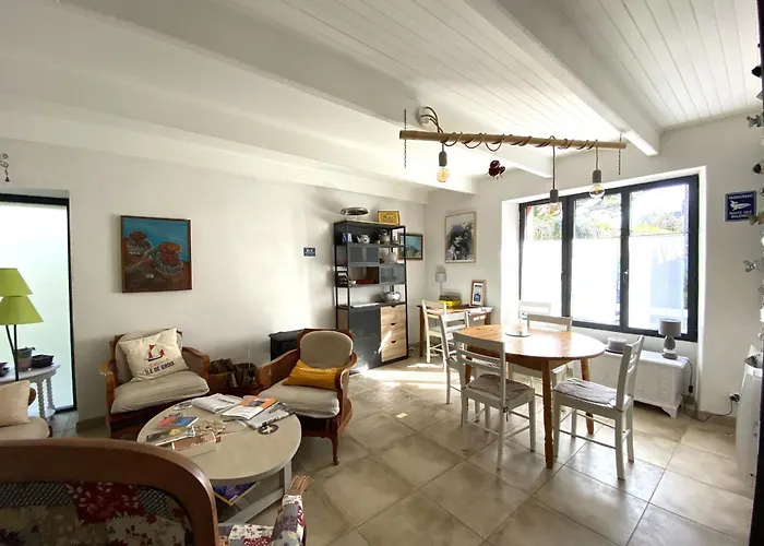 Charmante Maison Renovee Au Coeur De Groix - Fr-1-813-12